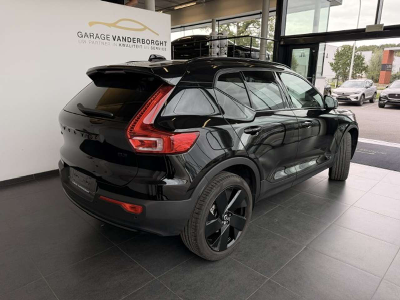 Volvo XC40 PLUS DARK BLACK EDITION  B3 HYBRIDE MHEV — foto 4 van 22
