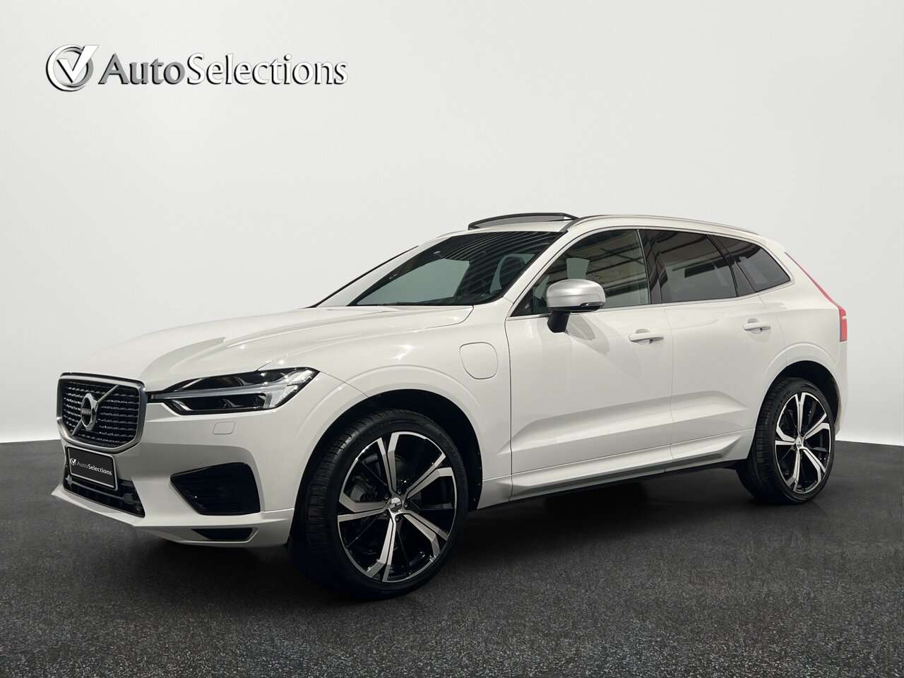 Volvo XC60 T8 AWD Recharge Plug in/R design/Safety pack — foto 4 van 16