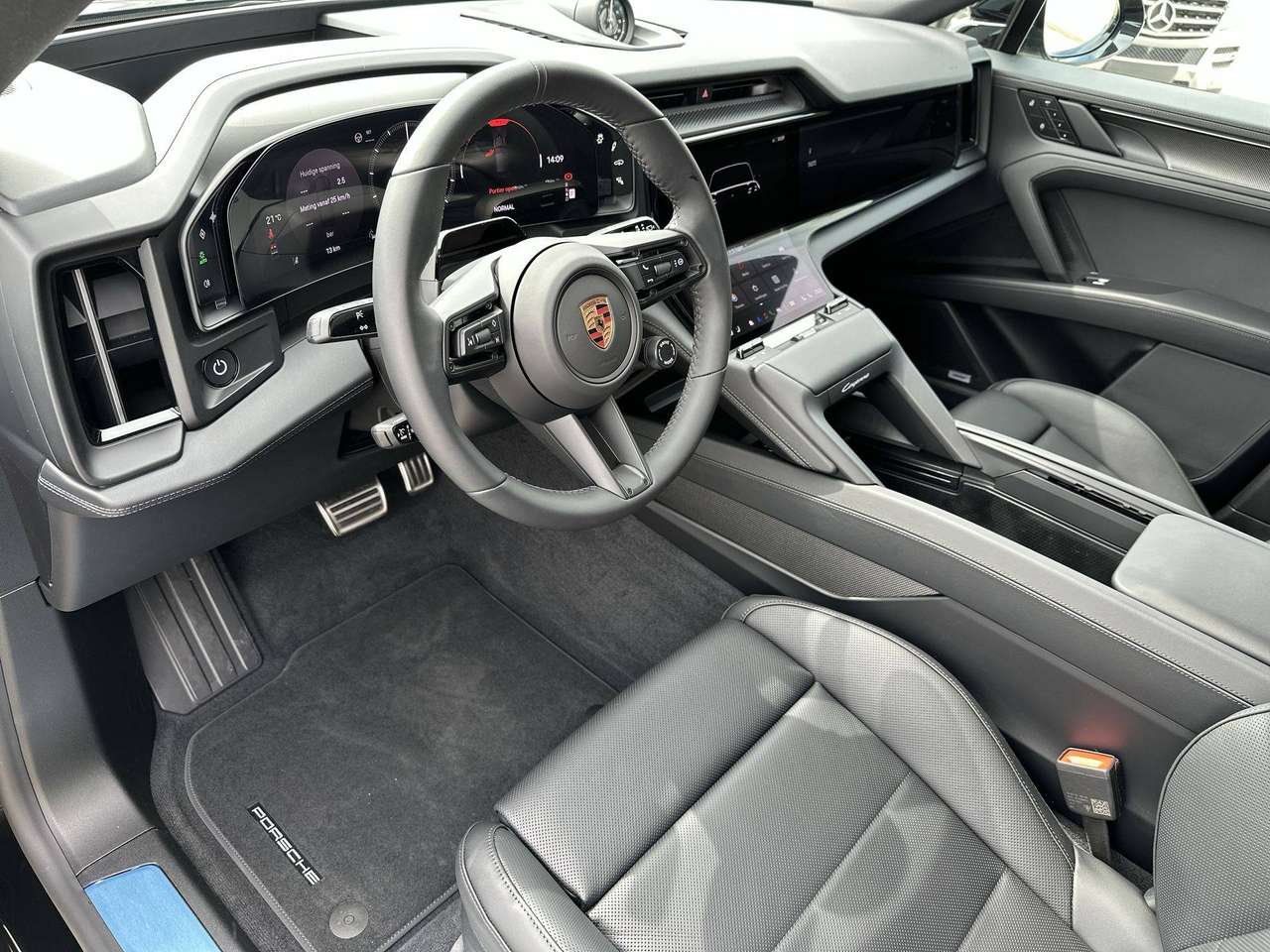 Porsche Cayenne ELECTRIC Trekhaak Pano Dak 22"Achterasbesturing Sport design pakket — foto 15 van 19