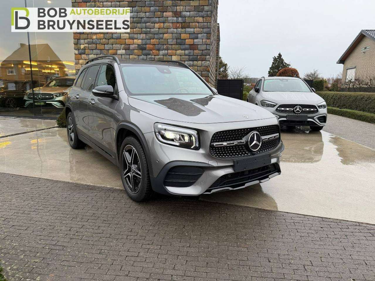 Mercedes-Benz GLB 180 AMG Line | Nightpakket | Trekhaak | Sfeerverlichting | Verstelbare achterbank — foto 3 van 18