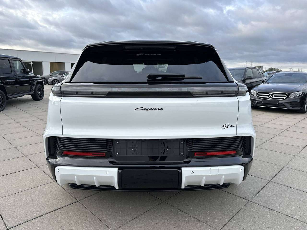 Porsche Cayenne ELECTRIC Trekhaak Pano Dak 22" Sport Design Pack Achterasbesturing — foto 6 van 19