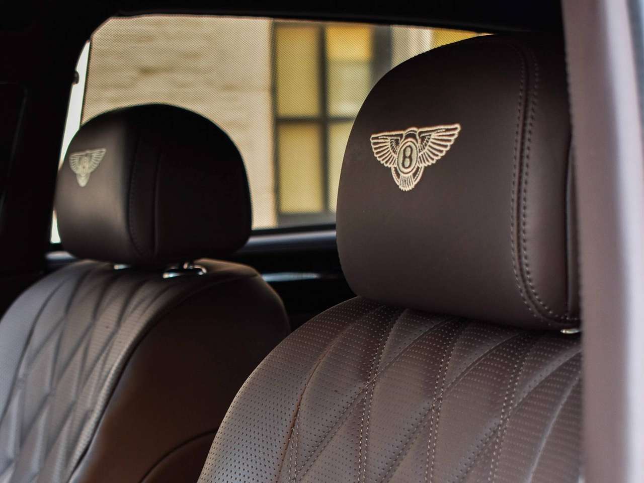 Bentley Flying Spur W12 / Havana Metallic / Bentley History — foto 5 van 9