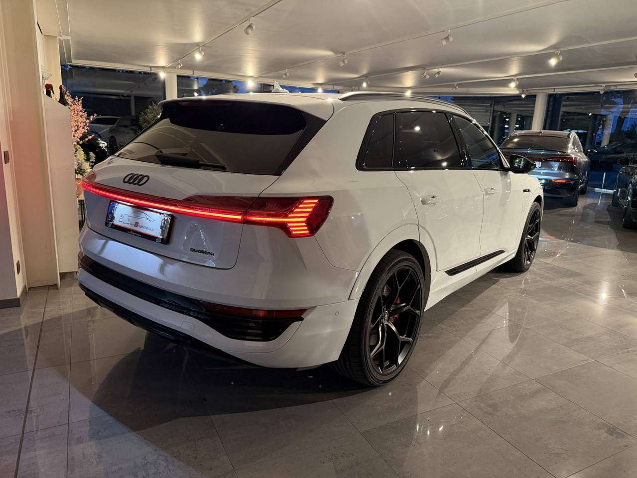 Audi Q8 e-tron QUATTRO 340PK * S-LINE  COMPETITION * BLACK PACK * 22" * LUCHTVERING * CAMERA * SITE ASSIST * ACC * — foto 21 van 25