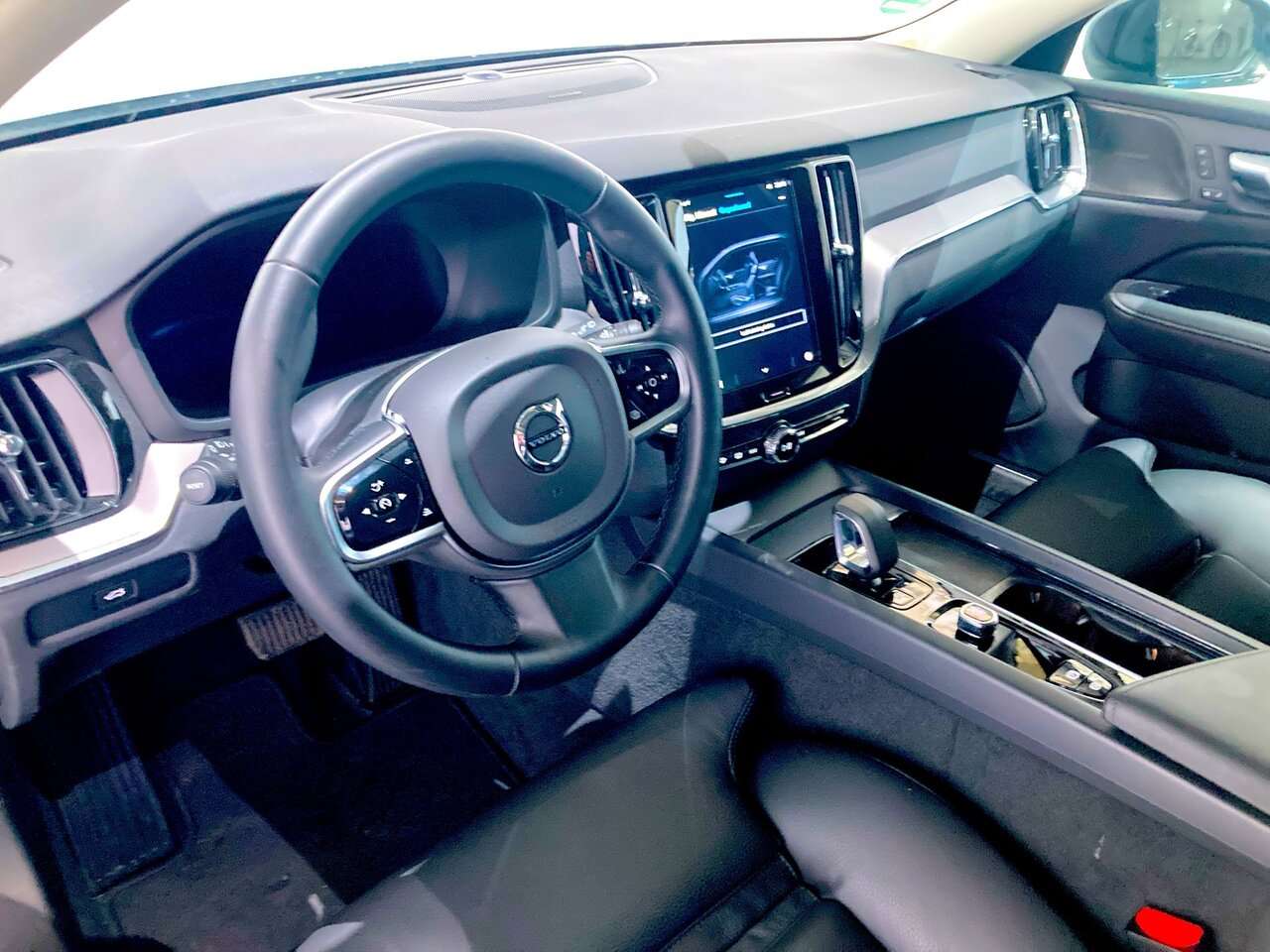 Volvo V60 B4 PLUS DARK + HK + 360° + 18” — foto 14 van 25