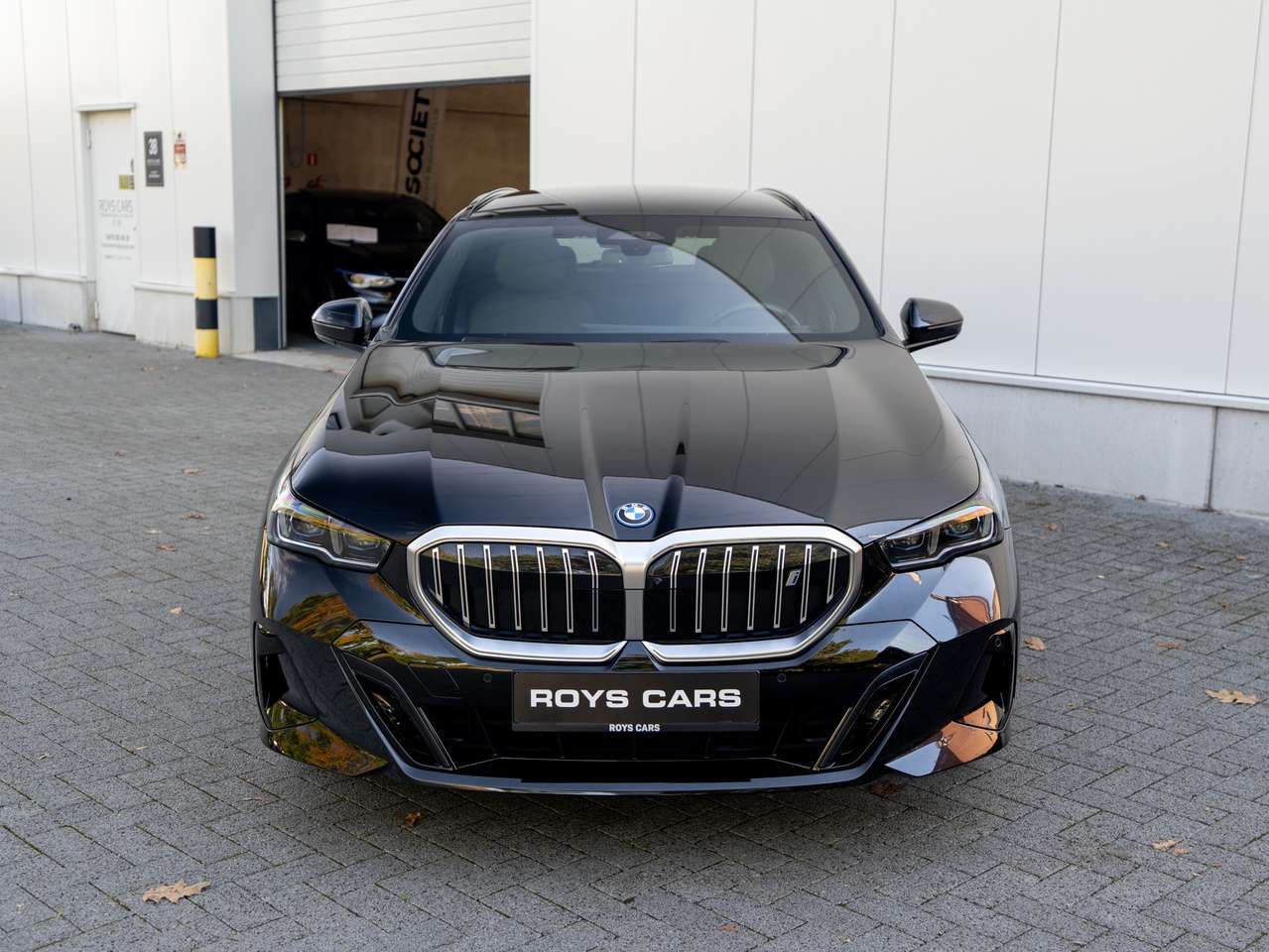 BMW i5 i5 Touring 83.9 kW eDrive40 - ACC/PANORAMA/TREKHAAK/HEAD-UP/KEYLESS/ZETELKOELING/360 CAMERA/HARMAN KARDON SOUND SYSTEM — foto 4 van 25