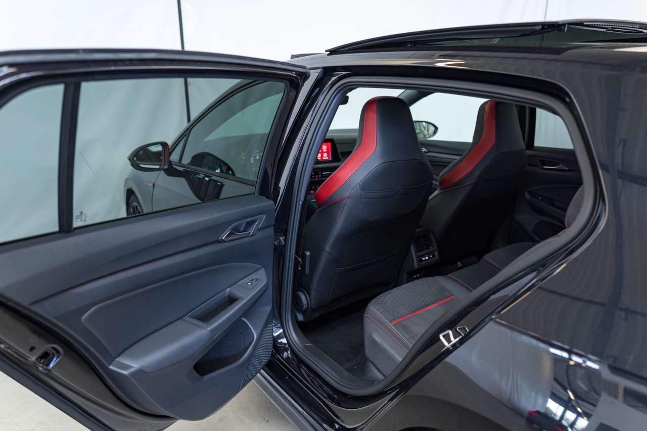 Volkswagen Golf GTI 45Y-EDITION|CLUBSPORT|AKRAPOVIC|PANO|IQLIGHTS|ALCANTARA|KEYLESS|GARANTIE — foto 17 van 25