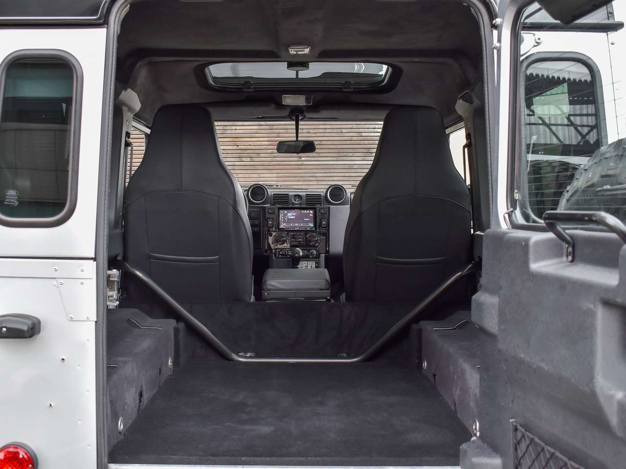 Land Rover Defender 90  2.2TD4 - "Eastnor Edition" — foto 22 van 25