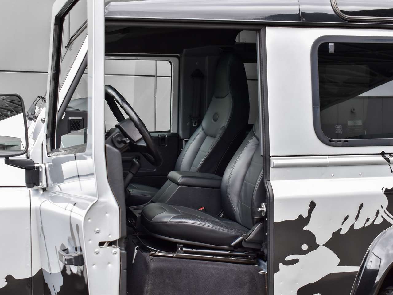 Land Rover Defender 90  2.2TD4 - "Eastnor Edition" — foto 13 van 25