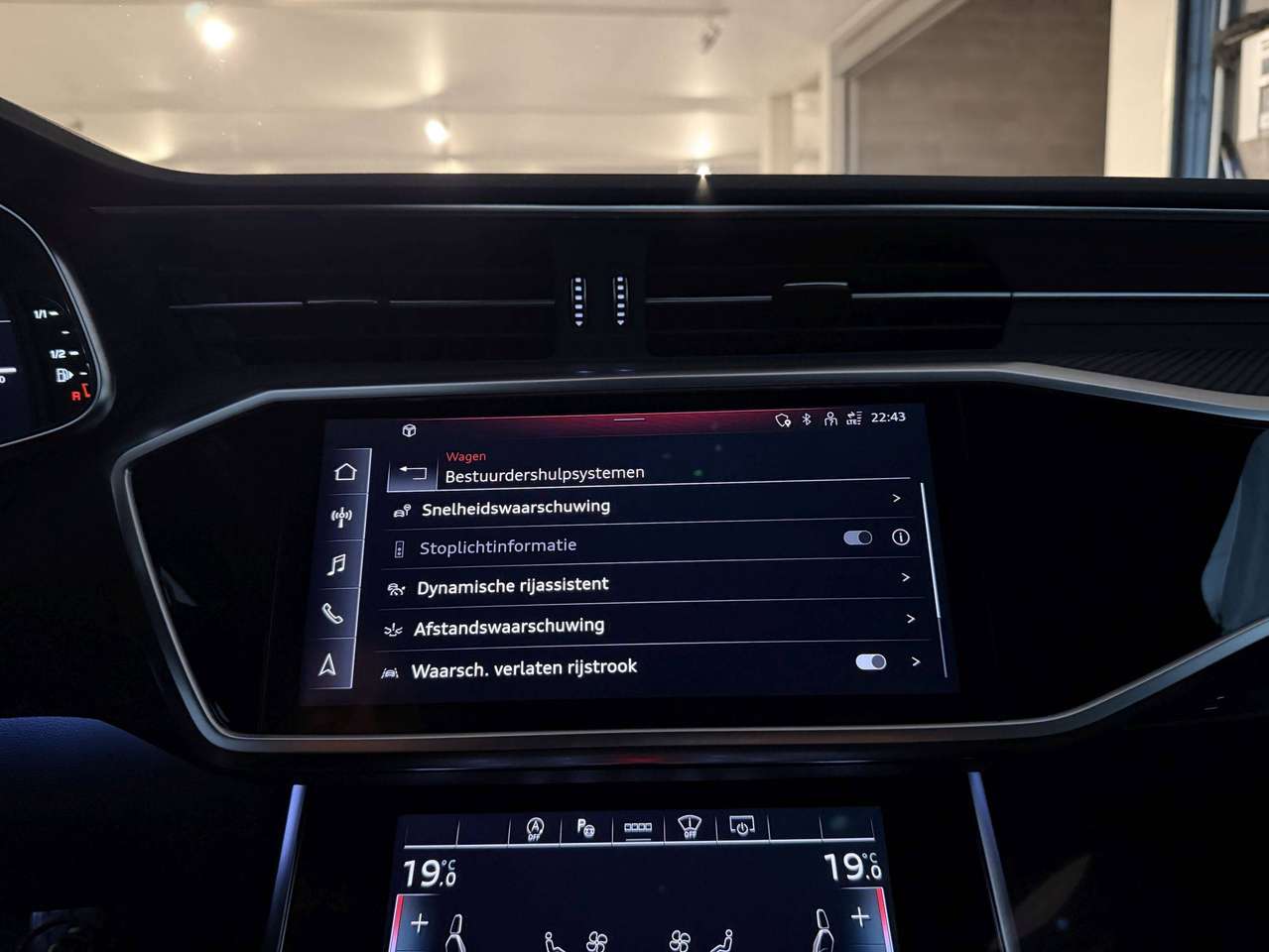 Audi A6 45TFSI 265PK QUATTRO * KLEUR EXCLUSIVE ULTRA BLAUW PAREL * BLACK PACK * 3X S-LINE * CAMERA * LED * TREKHAAK * 21" * — foto 11 van 24