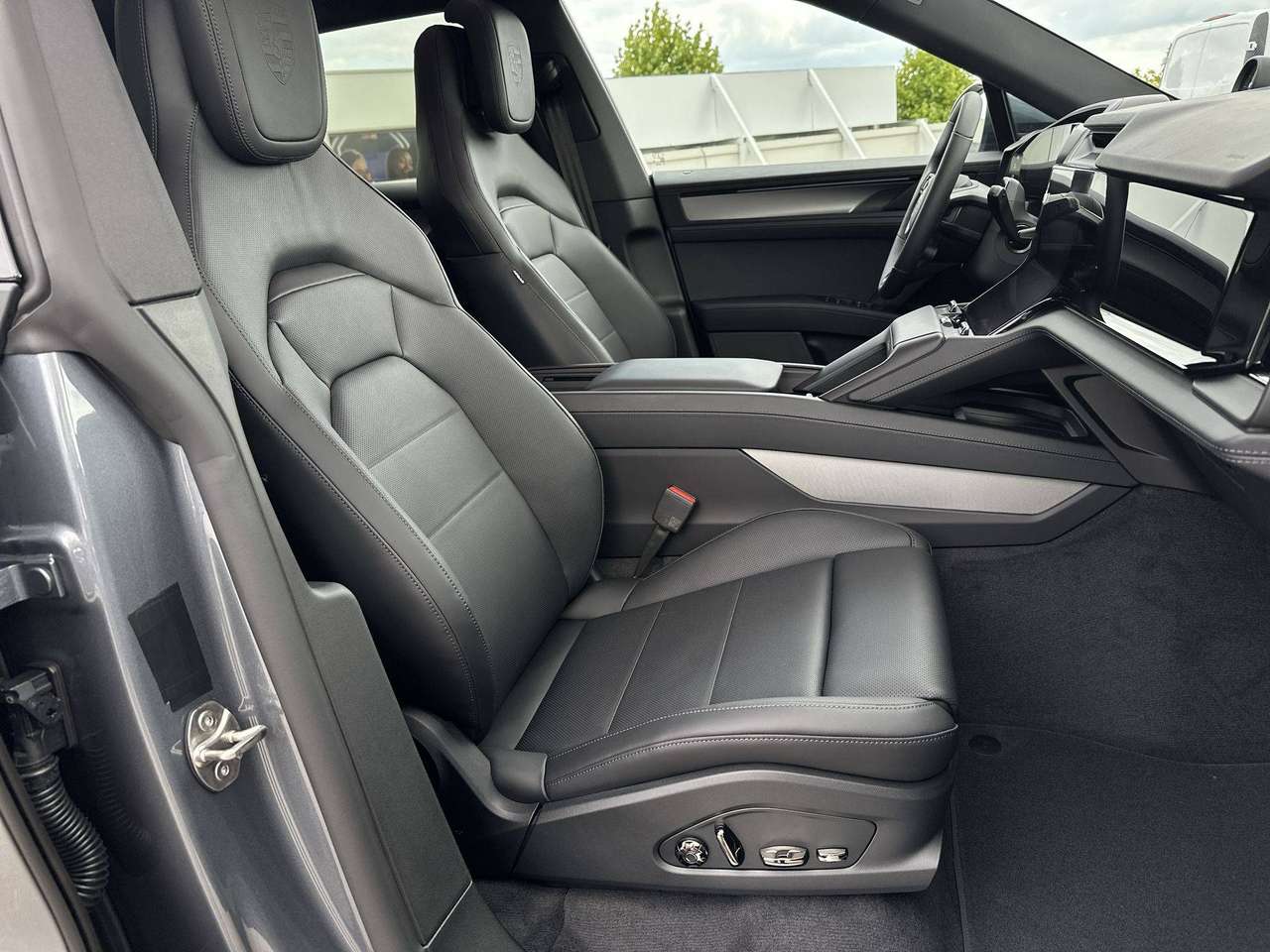 Porsche Cayenne ELECTRIC Trekhaak Pano Dak 22" — foto 14 van 18