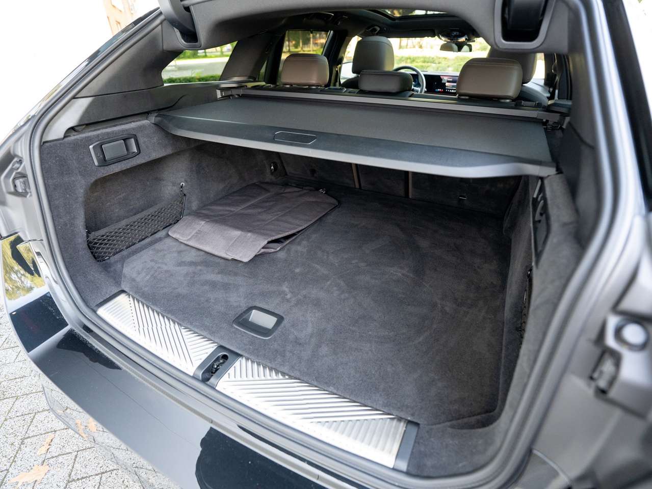 BMW i5 i5 Touring 83.9 kW eDrive40 - ACC/PANORAMA/TREKHAAK/HEAD-UP/KEYLESS/ZETELKOELING/360 CAMERA/HARMAN KARDON SOUND SYSTEM — foto 19 van 25
