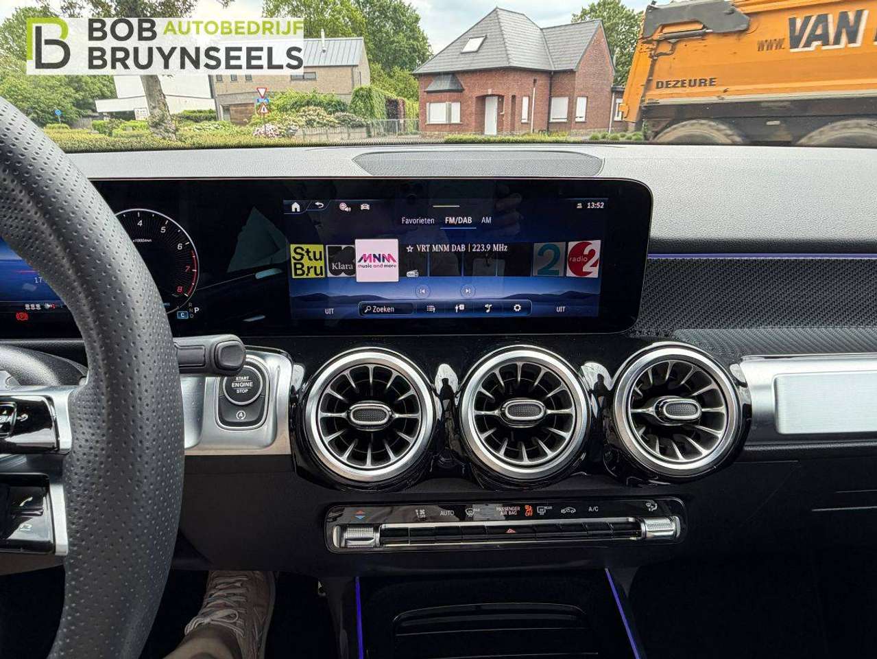 Mercedes-Benz GLB 180 AMG Line | Alpinegrijs | Lifecycle Edition | Nightpakket | Panodak | Camera |Keyless GO — foto 17 van 20