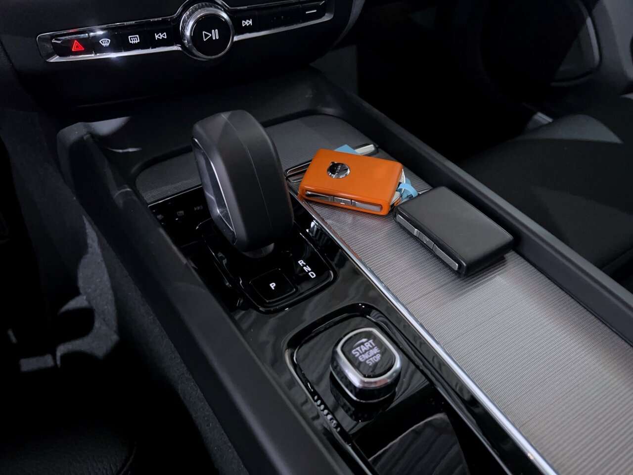 Volvo V60 B4 PLUS DARK/PANO/HEAD-UP /360° — foto 11 van 24