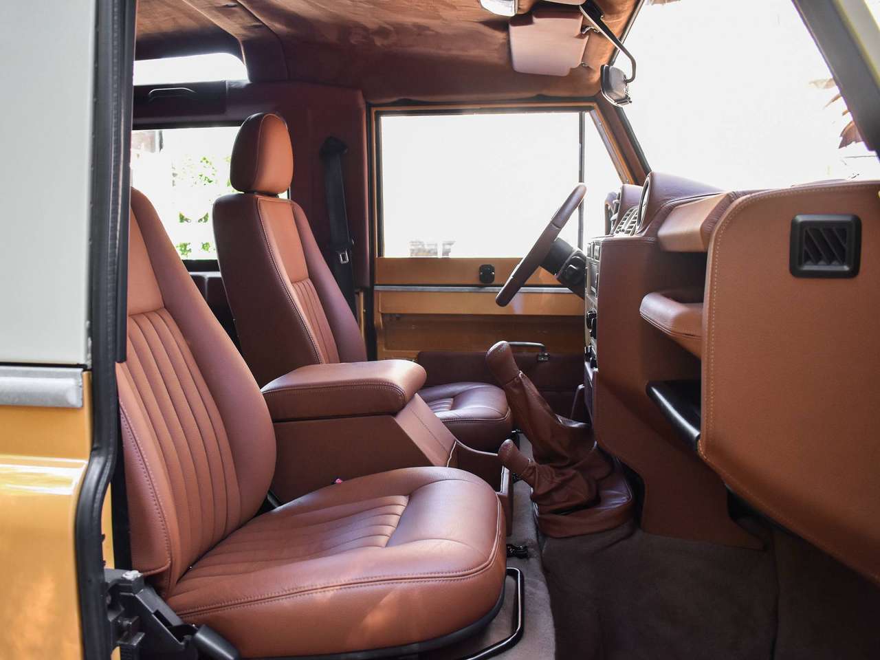 Land Rover Defender 90 / 2.2 TD4 / "Borrego Yellow Heritage" — foto 8 van 22