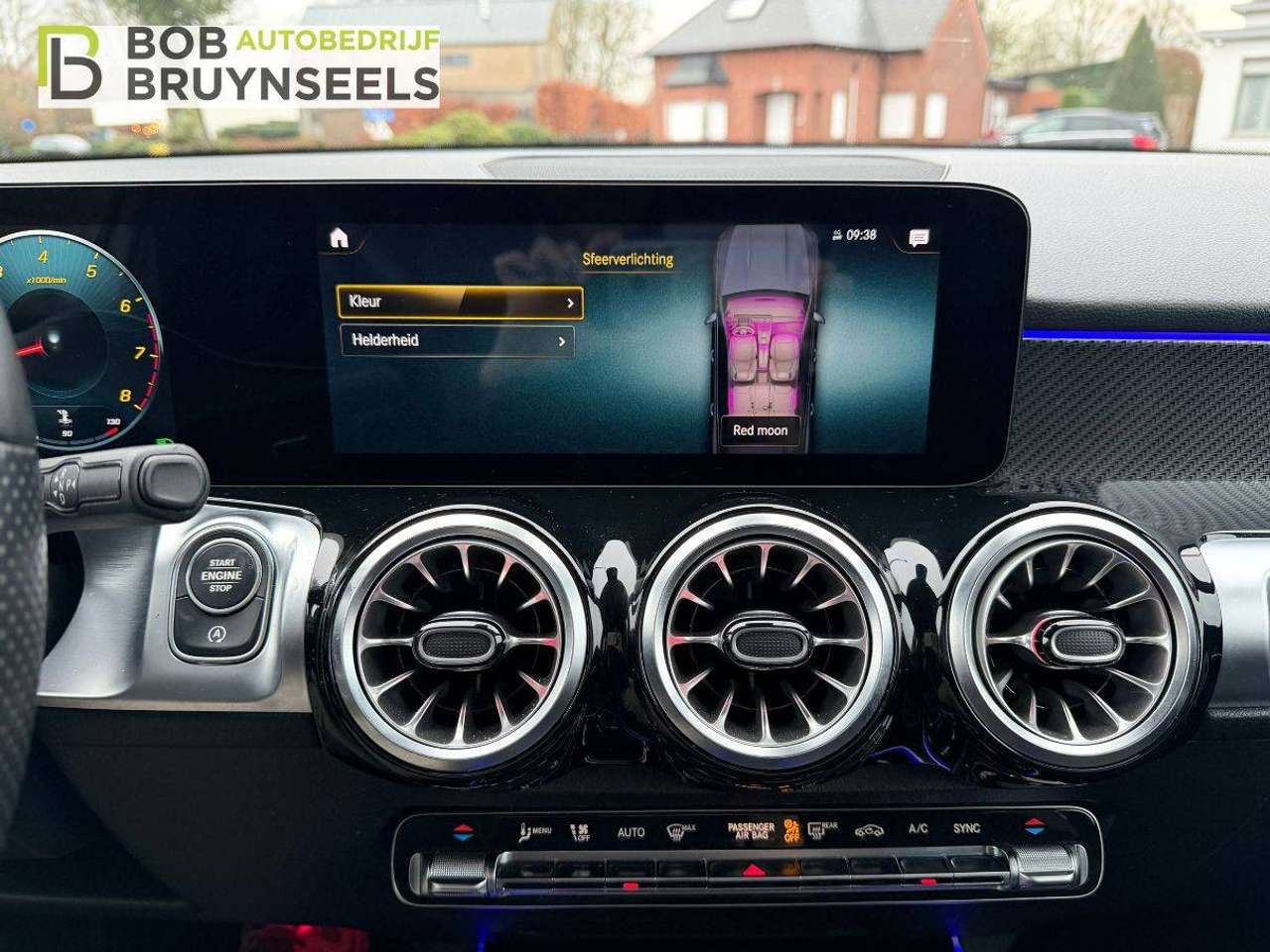 Mercedes-Benz GLB 180 AMG Line | Nightpakket | Trekhaak | Sfeerverlichting | Verstelbare achterbank — foto 17 van 18