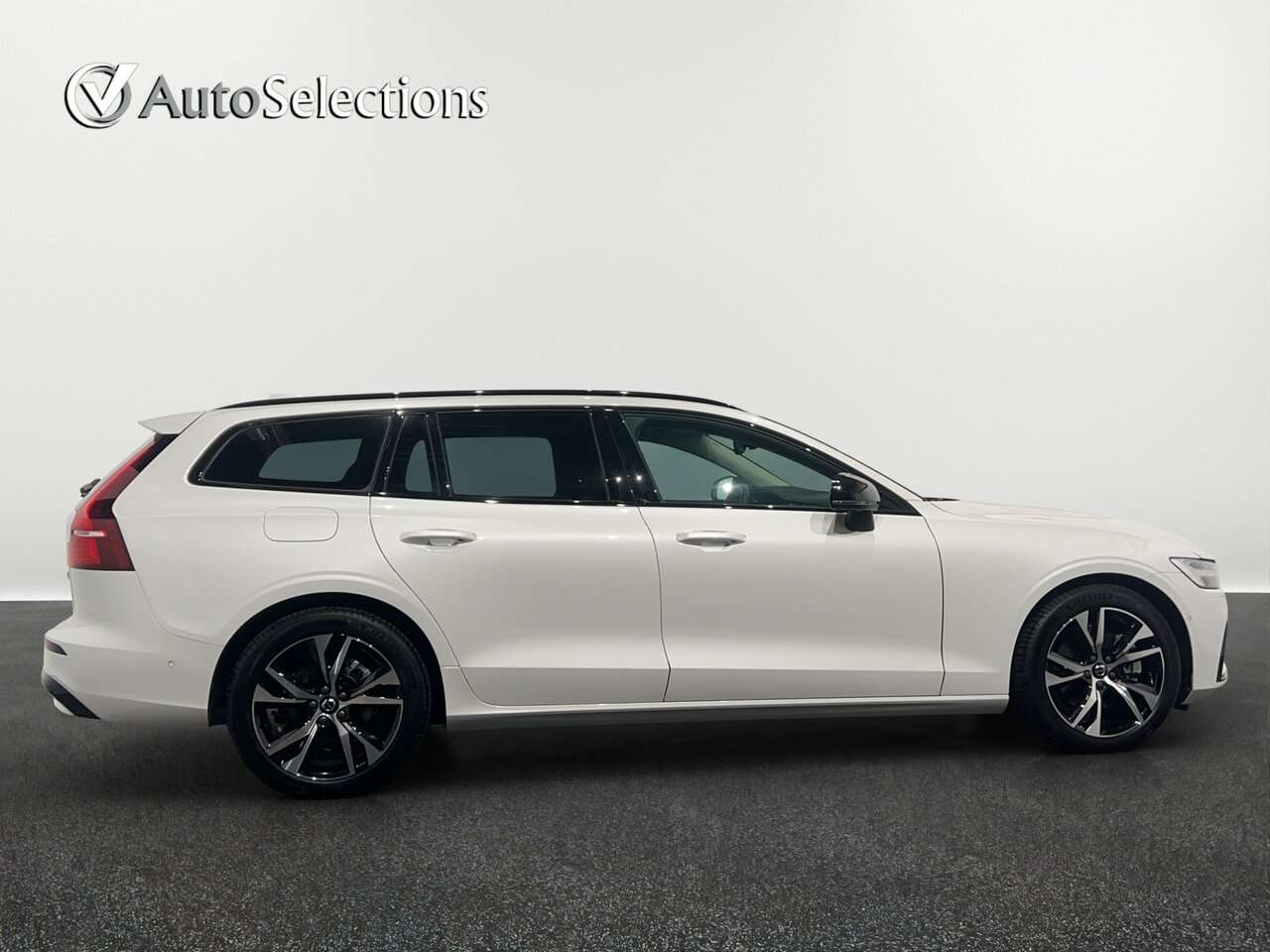 Volvo V60 B4 PLUS DARK / HARMAN KARDON/360° CAMERA — foto 7 van 15