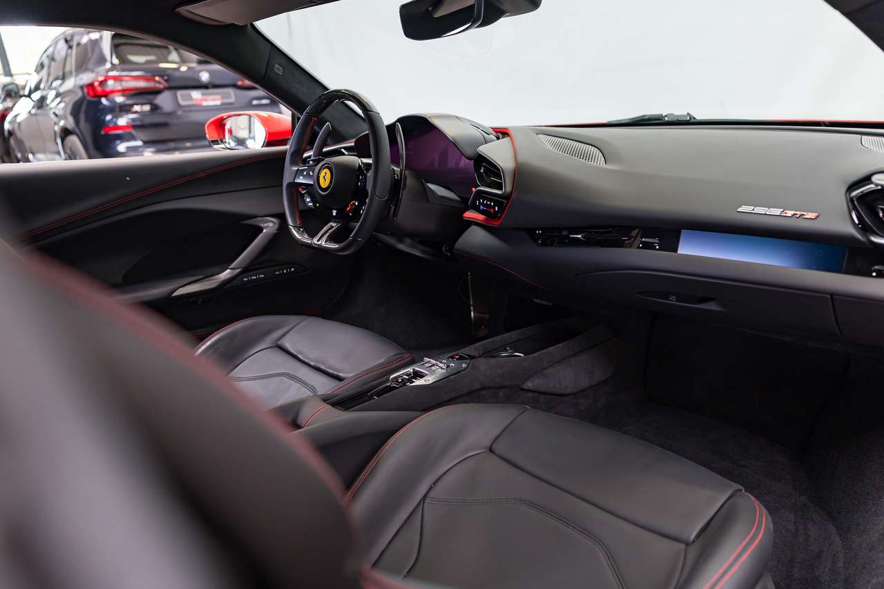 Ferrari 296 GTB FULL PPF|FREE FERRARI SERVICE UNTIL 2029|FRONT LIFT|CARBON STEERING WHEEL|CARBON DETAILS|CAMERA|ELECTRIC-SEATS|LA| — foto 16 van 25