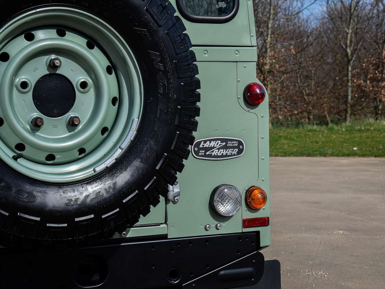 Land Rover Defender 90 / 2.2 TD4 / "Heritage Edition" — foto 8 van 24