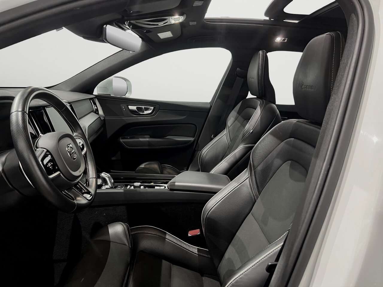 Volvo XC60 T8 AWD Recharge Plug in/R design/Safety pack — foto 13 van 16
