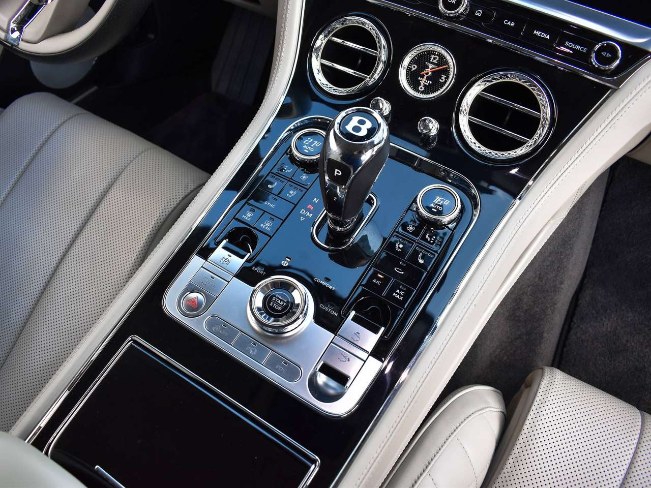 Bentley Continental GT 6.0 BiTurbo W12 / New Model / Sequin Blue / Full History — foto 19 van 25