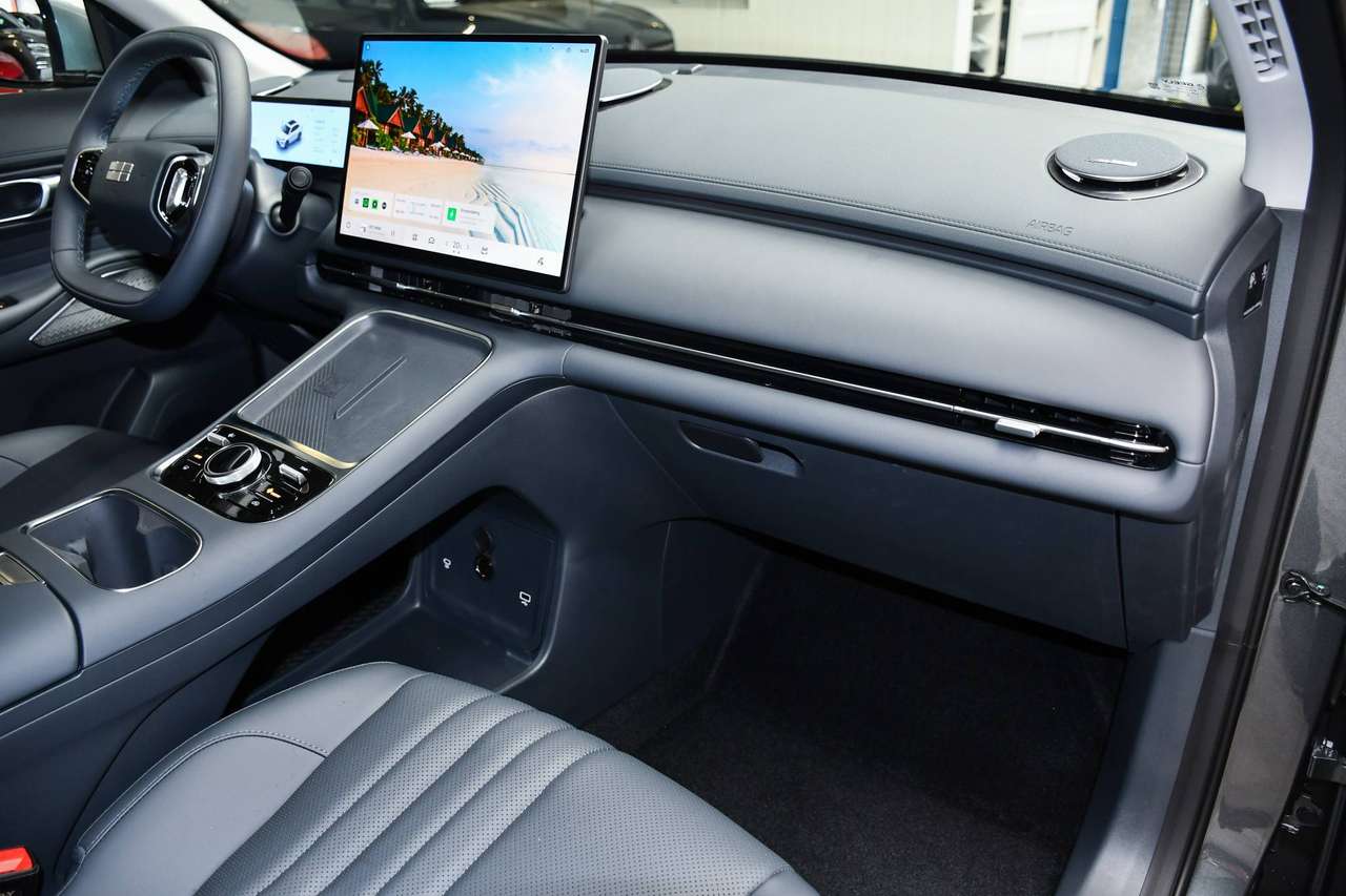 Geely Starray EM-i Pro+ 83km NIEUW - NAVIGATIE / OPEN PANO-DAK / LEDER / CAMERA / ACC / BLIS / PDC — foto 8 van 22
