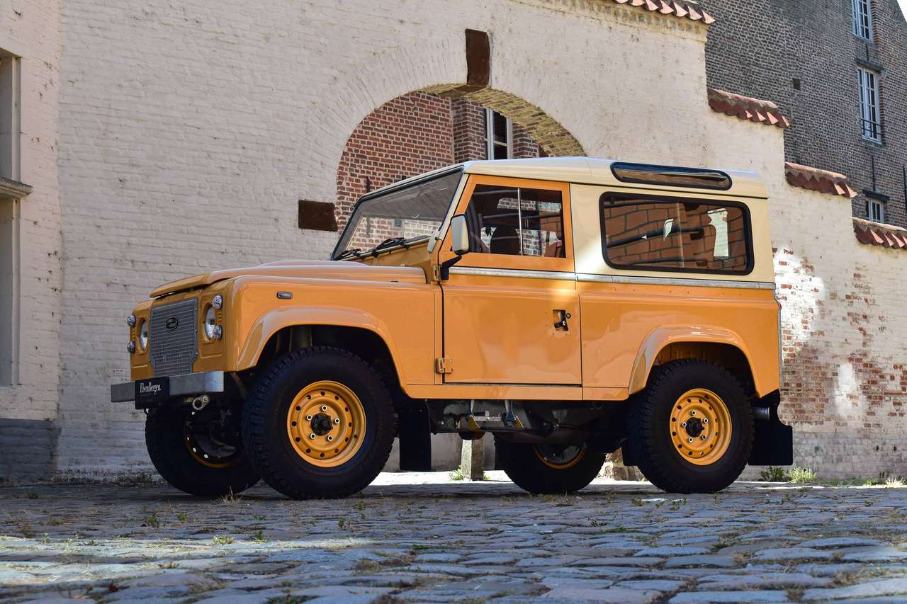 Land Rover Defender 90 / 2.2 TD4 / "Borrego Yellow Heritage" — foto 18 van 22