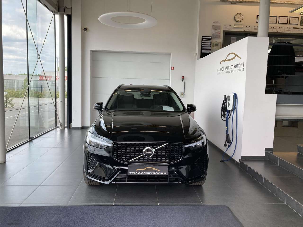Volvo XC60 PLUS DARK HYBRID BENZINE AUTOMAAT 43000KM!!!! — foto 2 van 17