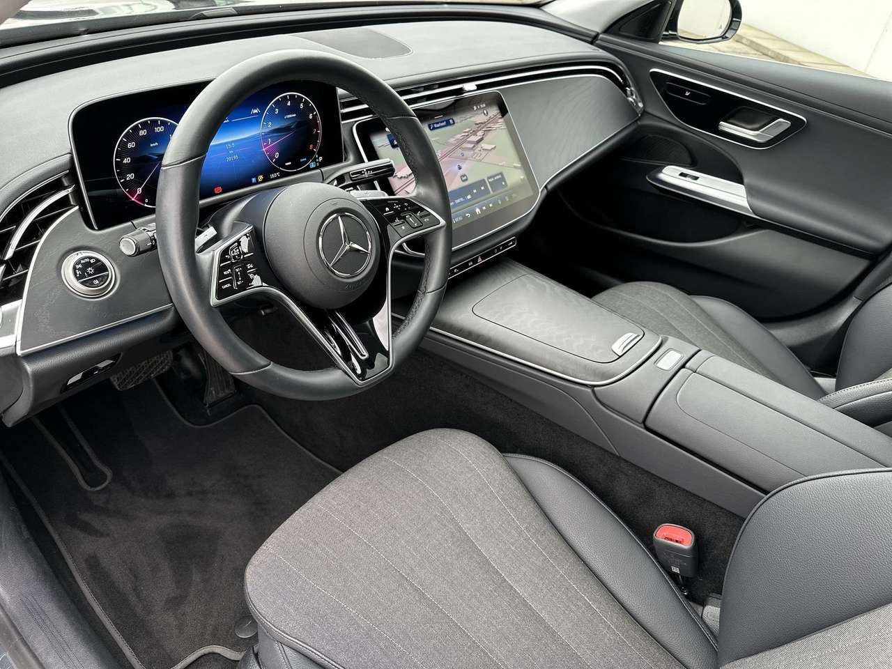 Mercedes-Benz E 200 AVANTGARDE/DISTR PRO/PANODAK/KEYLESS/WINTERPAK/19" — foto 18 van 19