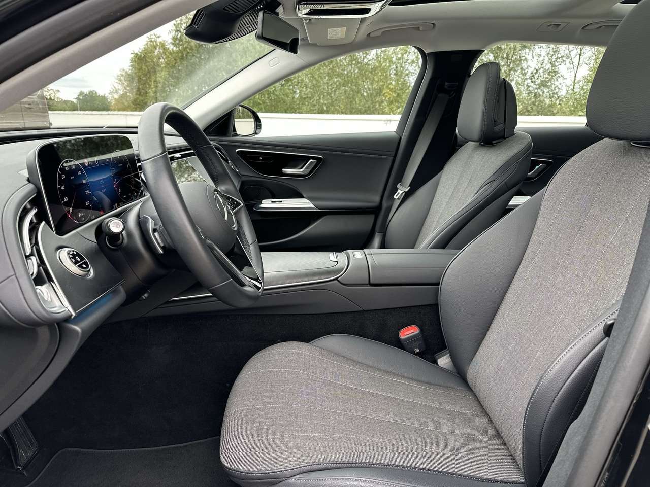 Mercedes-Benz E 200 AVANTGARDE/DISTR PRO/PANODAK/KEYLESS/WINTERPAK/19" — foto 17 van 19