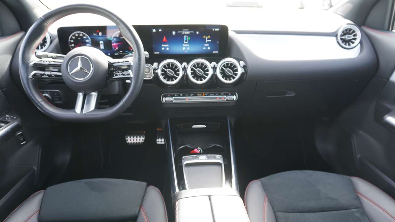 Mercedes-Benz GLA 180 AMG Line Pano Dak Distronic Nightpack 20" multispaaks  Full Full option!!! — foto 11 van 18