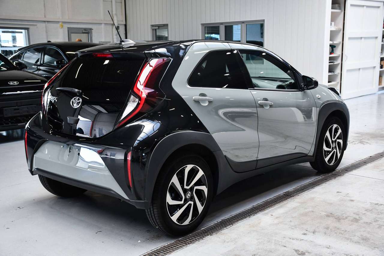 Toyota Aygo X Aygo X Air-Pulse + Tech Pack - NAVIGATIE VIA SMARTLINK / CAMERA / ACC / AIRCO — foto 3 van 18