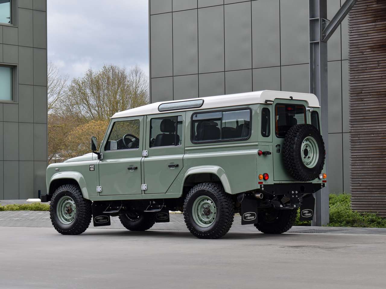 Land Rover Defender 110 2.2 TD4 - "Heritage Edition" — foto 3 van 25