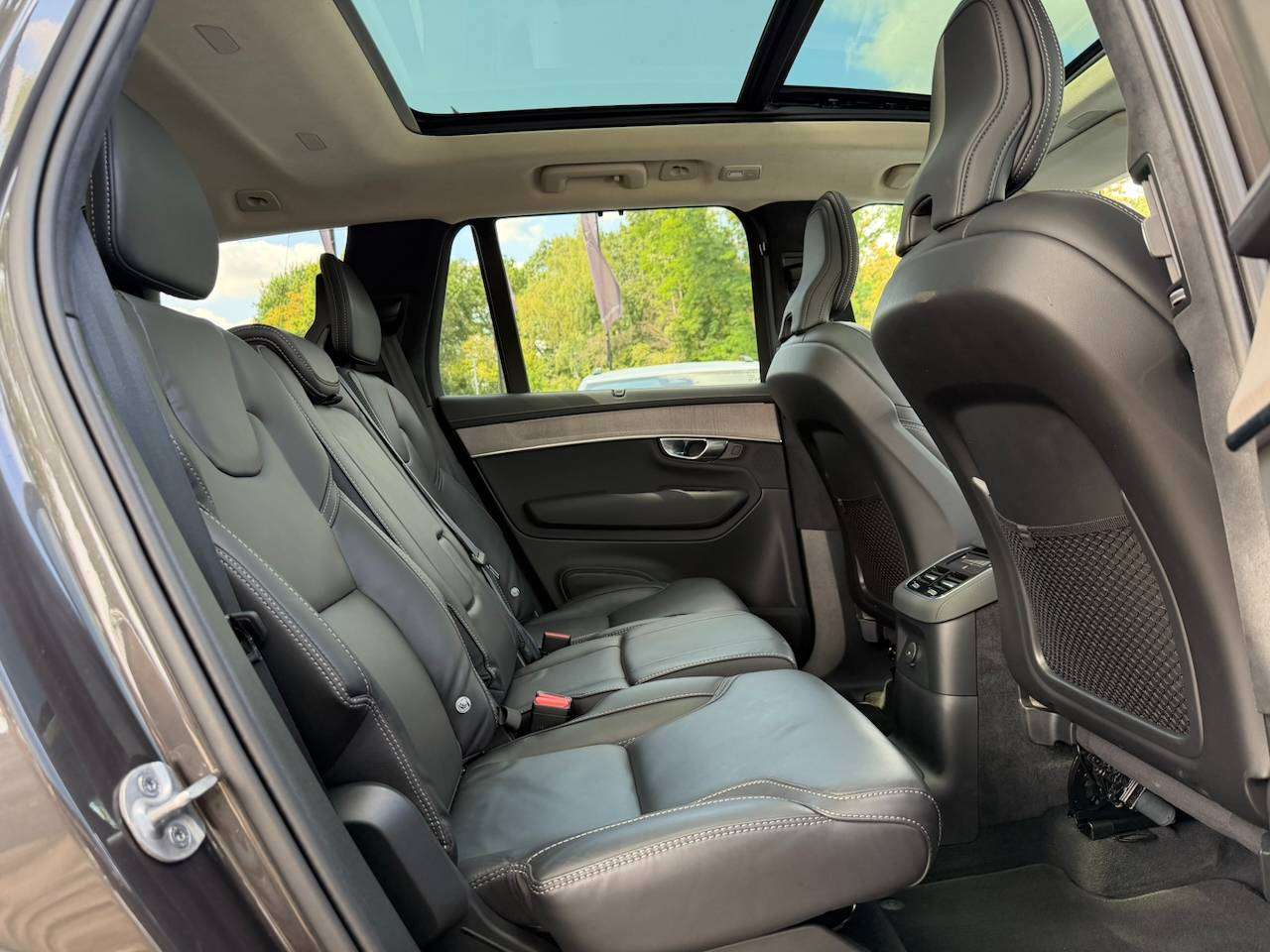 Volvo XC90 T8 ULTRA DARK MASSAGE GEKOELDE ZETELS PANO HARMAN KARDON — foto 10 van 22