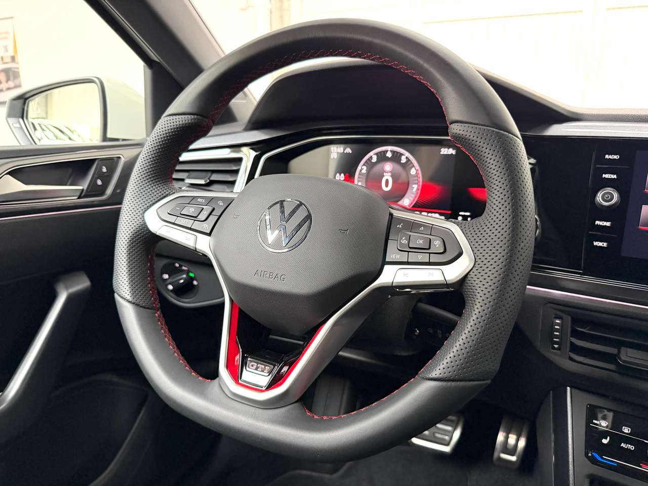 Volkswagen Polo GTI 2.0 TSI DSG LED*NAVI*DAB*CARPLAY*PDC*ACC*LIKENEW — foto 16 van 25