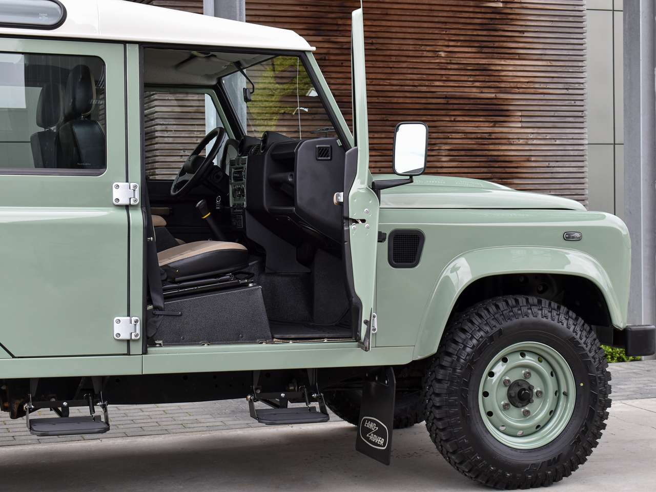 Land Rover Defender 110 2.2 TD4 - "Heritage Edition" — foto 7 van 25