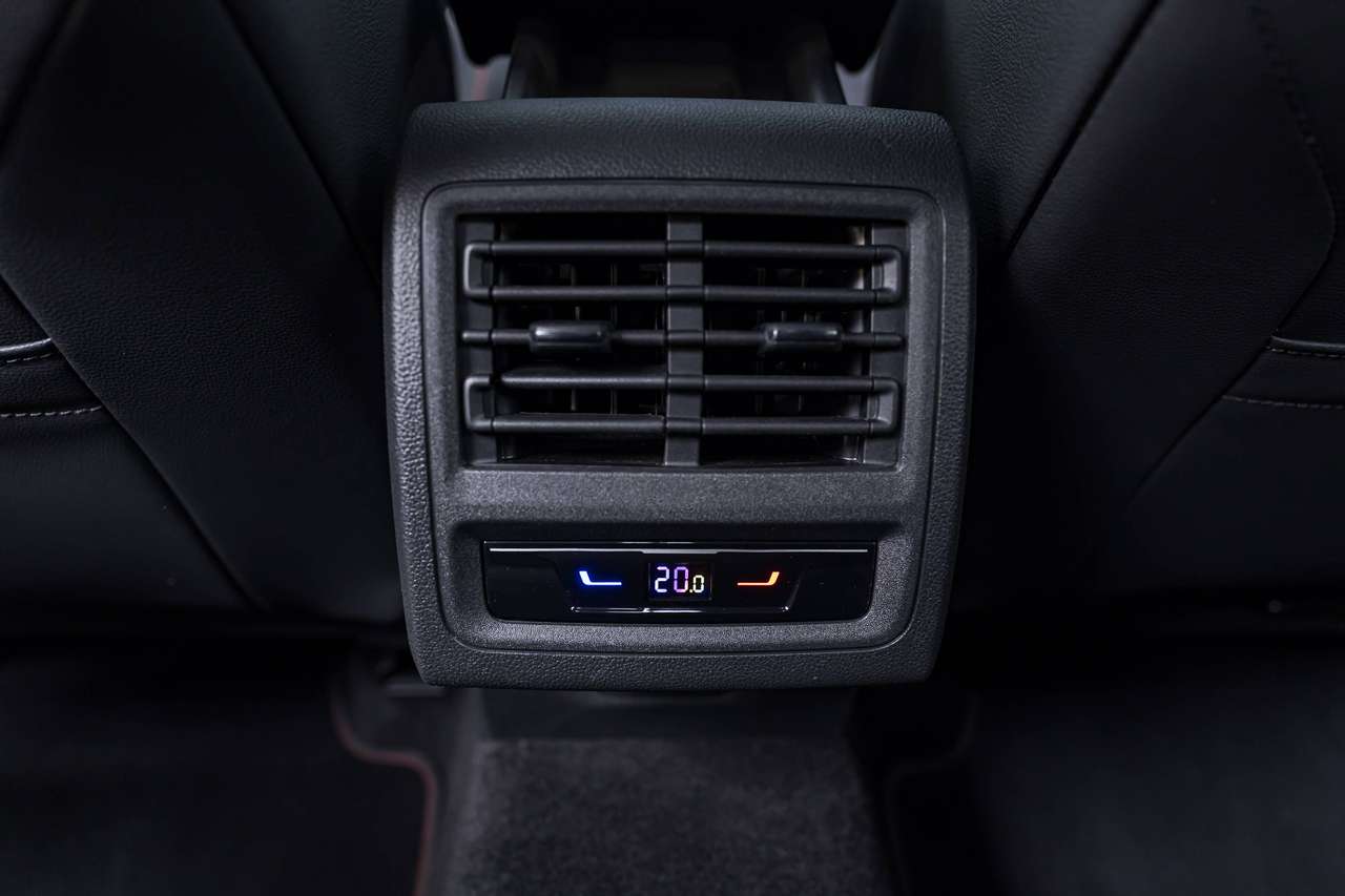Volkswagen Golf GTI CLUBSPORT|AKRAPOVIC|PANO|HEAD-UP|HARMAN-KARDON|IQLIGHTS|ALCANTARA|HEATEDSEATS|KEYLESS|ACC|LA|GARANTIE| — foto 17 van 25