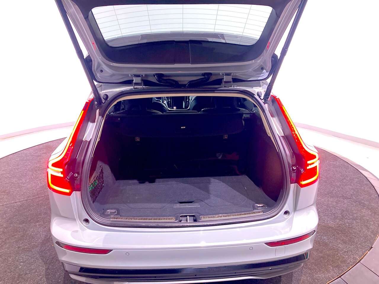 Volvo V60 B4 PLUS DARK + HK + 360° + 18” — foto 24 van 25
