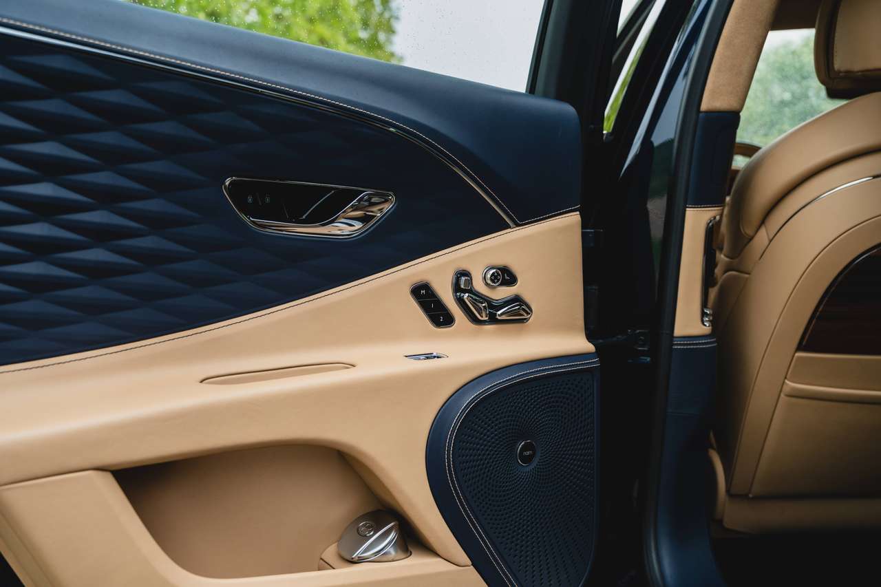 Bentley Flying Spur AZURE HYBRID - 4 SEAT - TOURING SPECIFICATION — foto 17 van 25