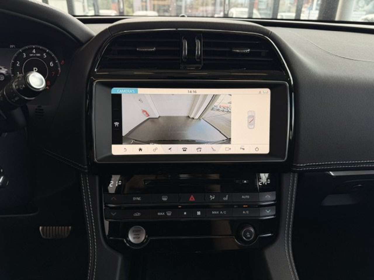 Jaguar F-Pace R-SPORT BENZINE AWD AUTOMAAT-OPEN DAK-SPORT SEATS — foto 21 van 23