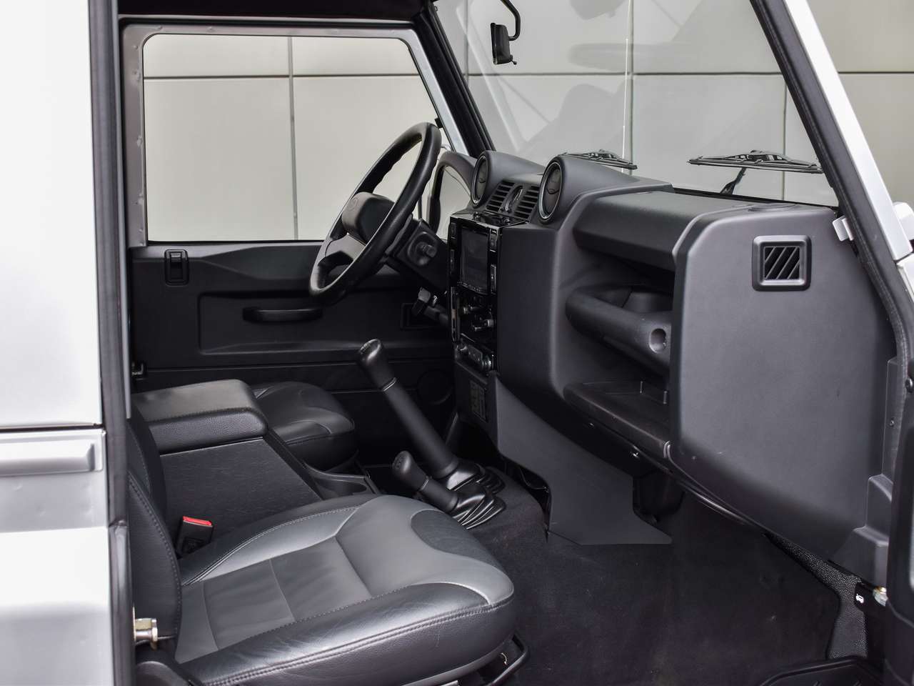 Land Rover Defender 90  2.2TD4 - "Eastnor Edition" — foto 15 van 25