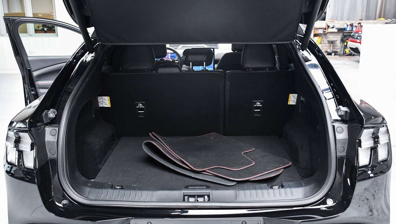Ford Mustang Mach-E Mustang Mach-E 76 kWh AWD Standard Range - NAVIGATIE / CAMERA / PANO-DAK / SMARTLINK / BLIS / ACC — foto 21 van 22