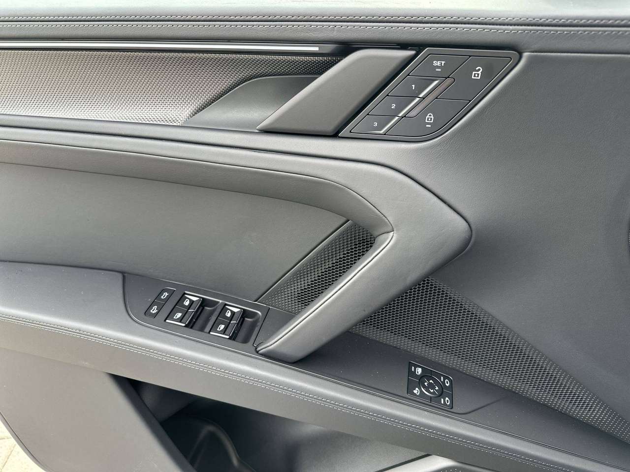 Porsche Cayenne Coupe ELECTRIC Trekhaak  adaptive Sportdesign 22" — foto 14 van 19