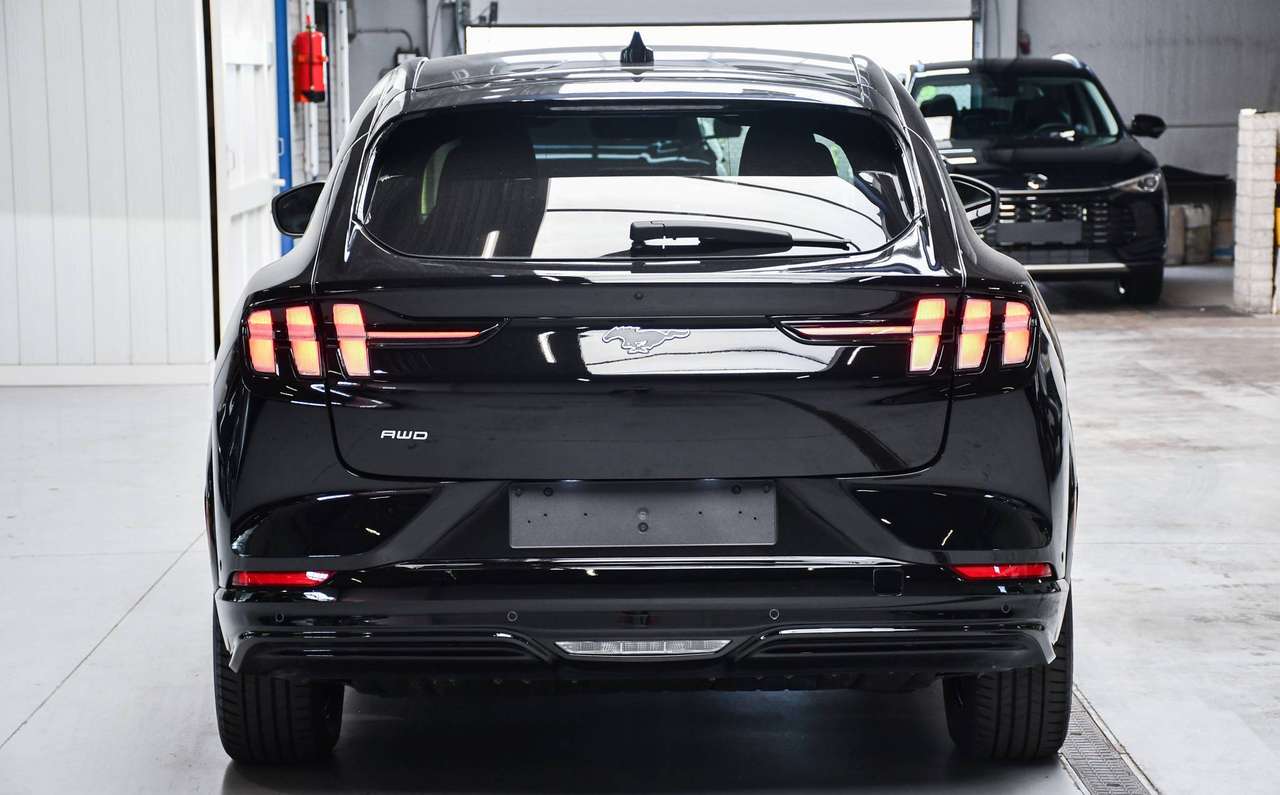 Ford Mustang Mach-E Mustang Mach-E 76 kWh AWD Standard Range - NAVIGATIE / CAMERA / PANO-DAK / SMARTLINK / BLIS / ACC — foto 5 van 22