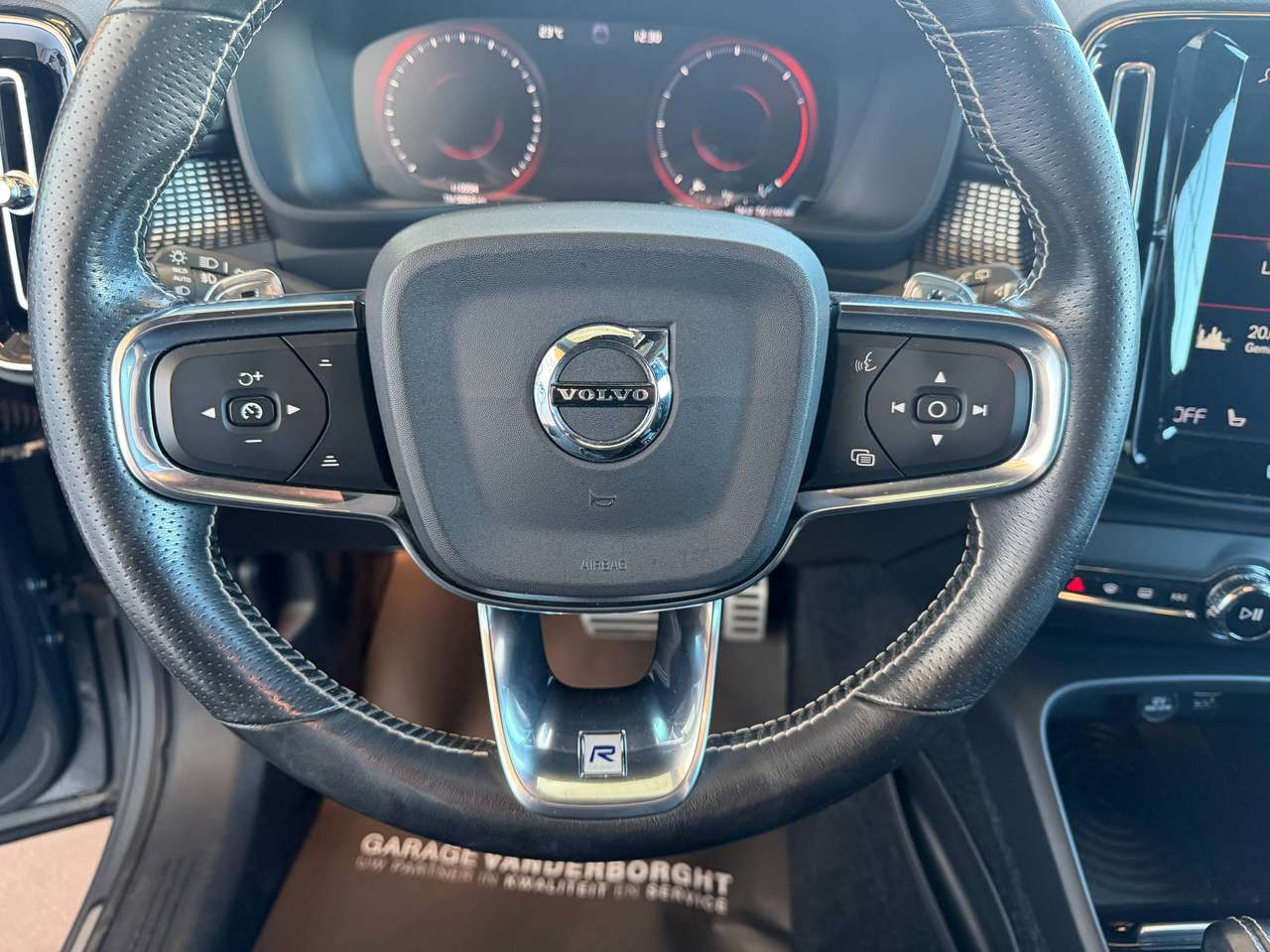 Volvo XC40 R-DESIGN D4 AWD AUTOMAAT LEDER PANO DAK — foto 19 van 23