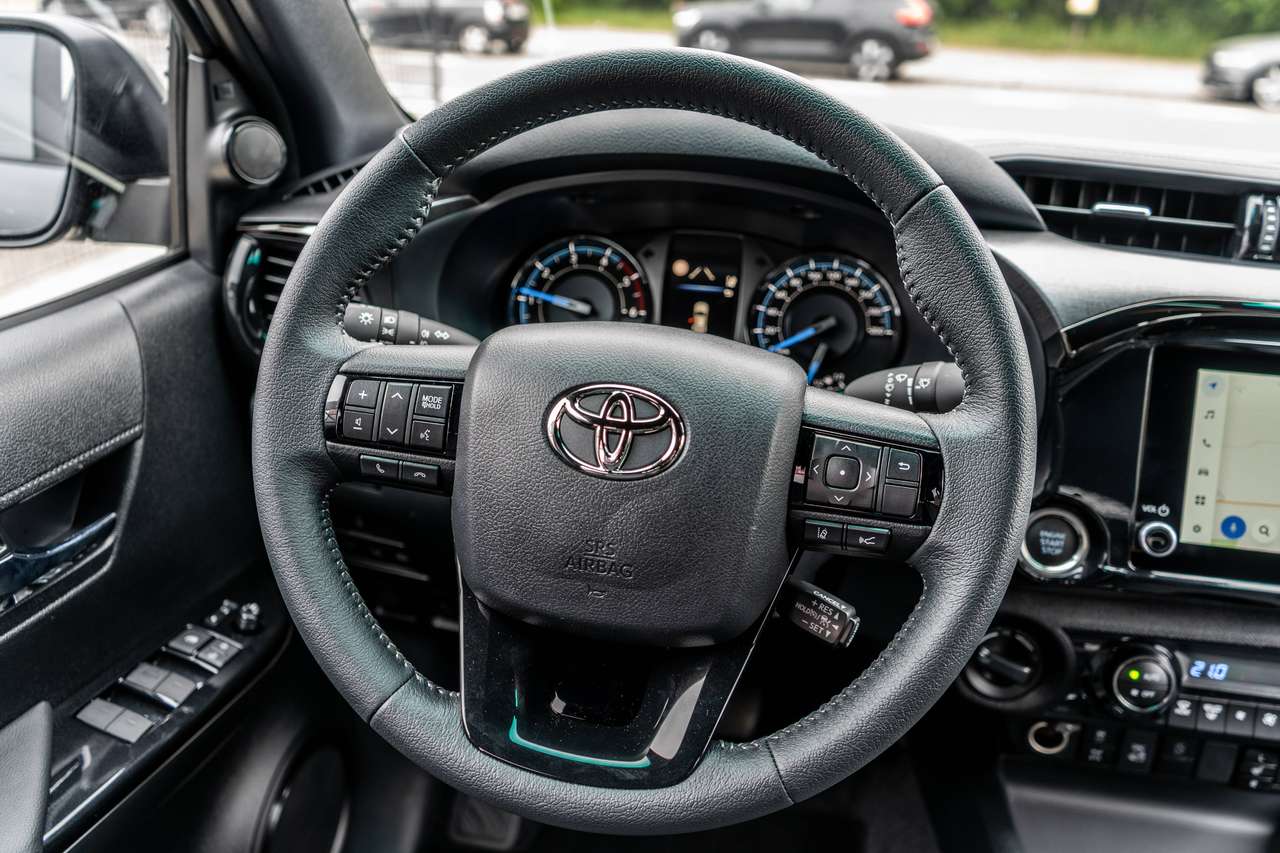 Toyota Hilux 2.8 D4D MHEV Invincible - Trekhaak / Roll cover - 50.300 excl — foto 15 van 17