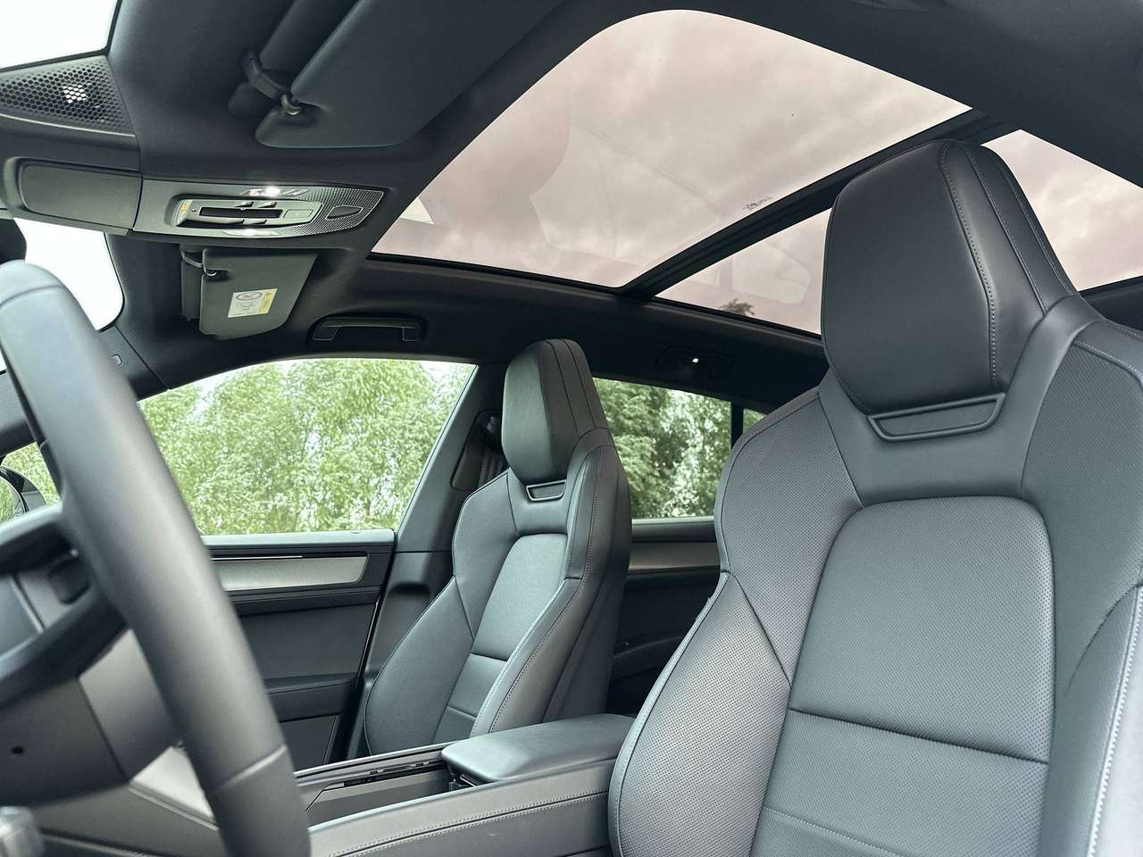 Porsche Cayenne ELECTRIC Trekhaak Pano Dak 22" Sport Design Pack Achterasbesturing — foto 13 van 19