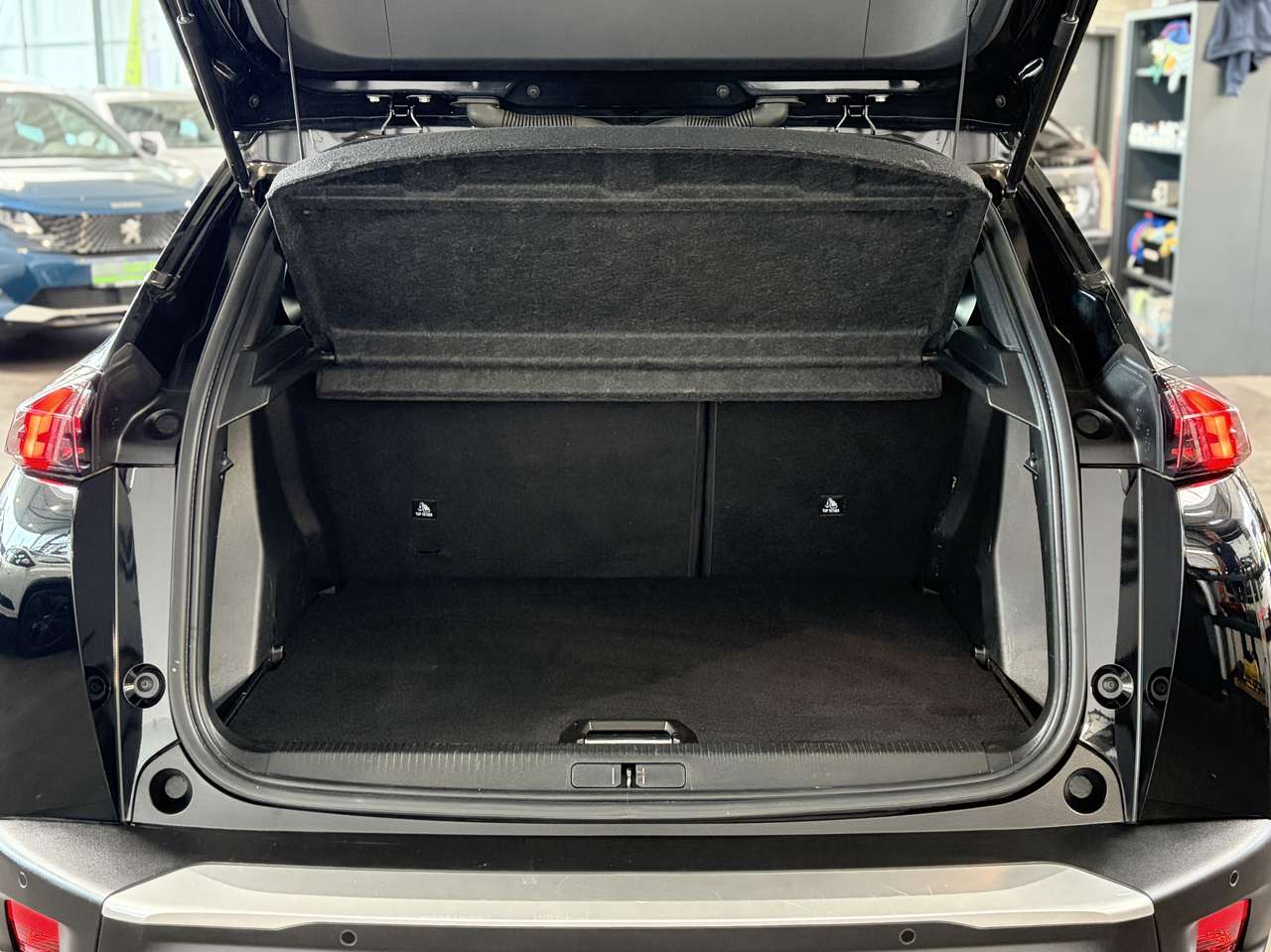 Peugeot 2008 1.2 PureTech Allure — foto 5 van 17