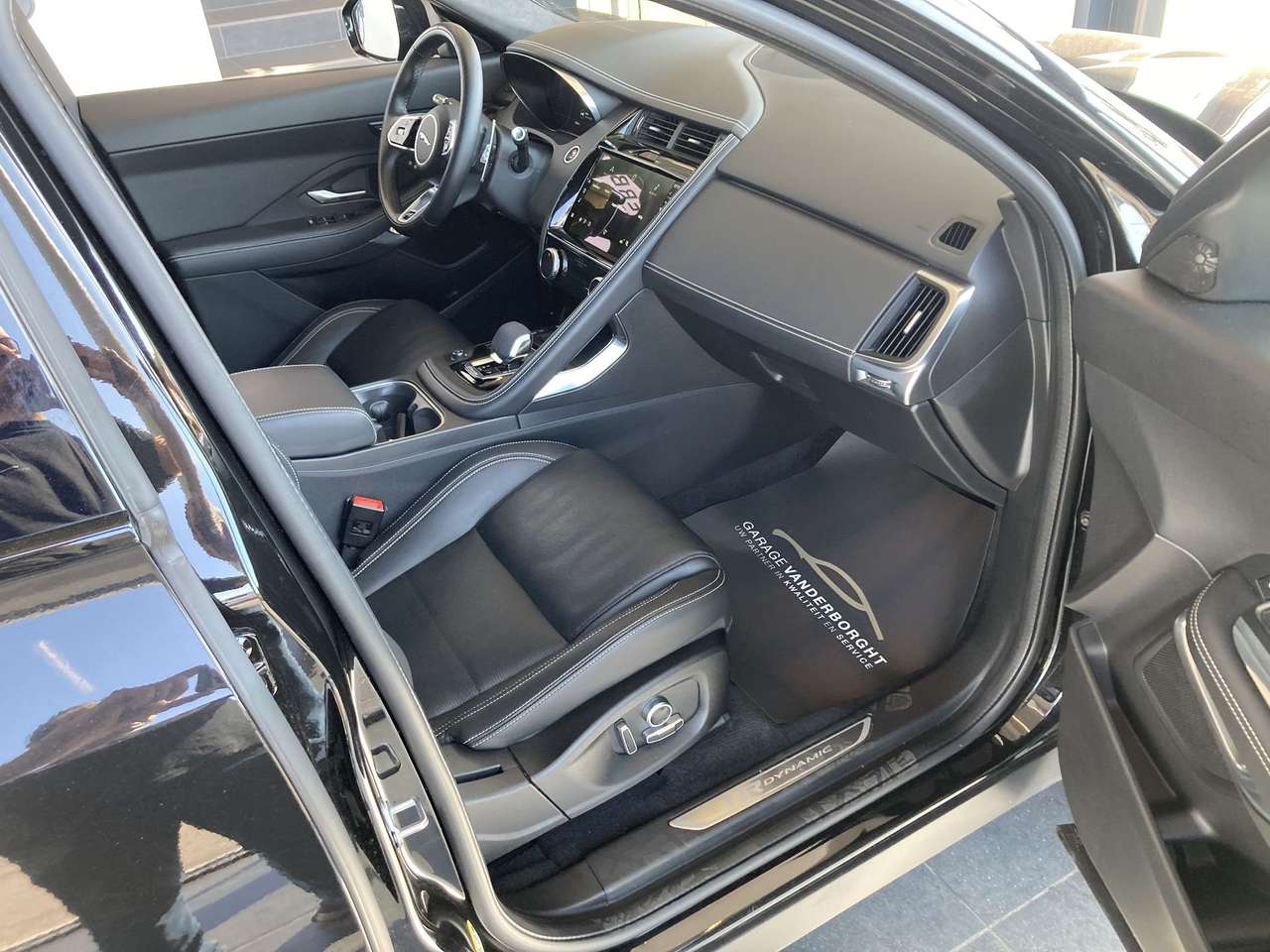 Jaguar E-Pace R-DYNAMIC PLUG IN HYBRIDE AWD AUTOMAAT+TAL VAN OPTIES — foto 8 van 18