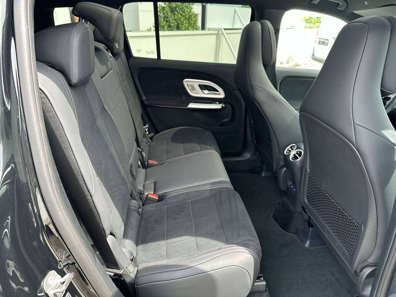 Mercedes-Benz GLB 250 + Electric  AMG Pano dak Burmester Multibeam Memory Distronic — foto 18 van 19