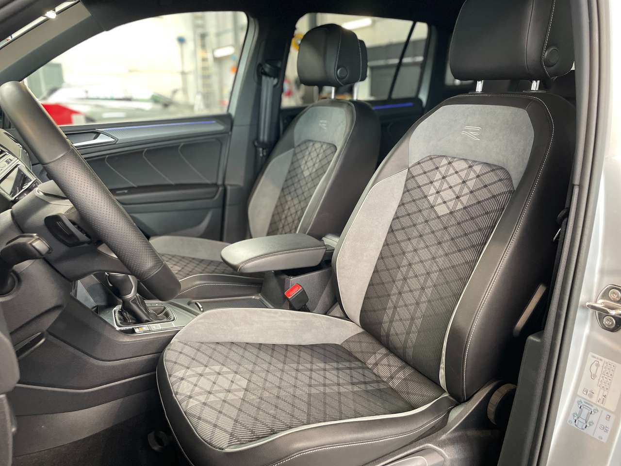 Volkswagen Tiguan 1.4 Plug-in Hybrid 'R-Line' — foto 9 van 21